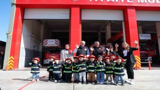 Başkan Özlü itfaiye personeline tesbih hediye etti, miniklerle su tuttu