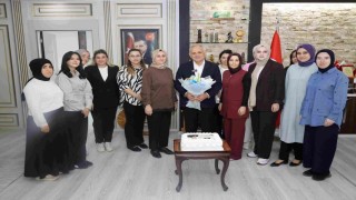 Başkan Öztürke personelden doğum günü sürprizi