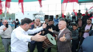 Başkan Sekmen davul-zurnanın sesi gelince dayanamadı