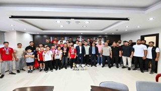 Başkan Uysal, Muratpaşa Belediyespor güreşçileriyle bir araya geldi