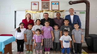 Başkan Yetişkinden minik öğrencilere ilk gün sürprizi