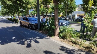 Batmanda kontrolden çıkan otomobil ağaca çarptı: 1 yaralı