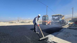 Battalgazide kırsal ve merkez mahallelerde asfalt çalışmaları sürüyor