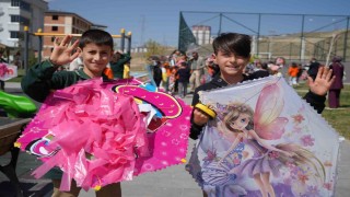 Bayburt'ta uçurtmalar Filistinli çocuklar için gökyüzüne bırakıldı