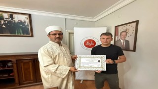 Bayram namazından etkilenip Müslüman oldu