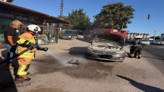Belende otomobilin motorundan alev yükseldi