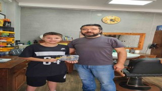 Berberden okul öncesi traş olmaya gelen öğrencilere anlamlı hediye