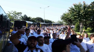 Beşiktaş taraftarı stada geldi