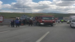 Beton mikseri devrildi, araçta sıkışan sürücü yaralandı