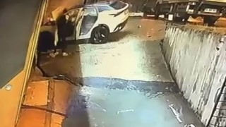 Beylikdüzü'nde feci kaza: Alev alan araçta mahsur kalan sürücüyü vatandaş kurtardı, o anlar kamerada