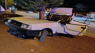 Beyşehir'de TOFAŞ otomobil ağaca çarptı: 1'i ağır 2 yaralı