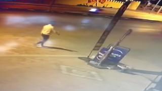 Bilecik'te 2 farklı bölgede araçlara zarar vererek lastikleri kesen şahıs güvenlik kamerasına yansıdı