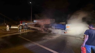 Bilecikte seyir halindeki tırın lastiği tutuştu