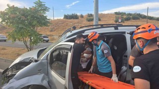 Bingöl'de hafif ticari araç aydınlatma direğine çarptı: 1 yaralı