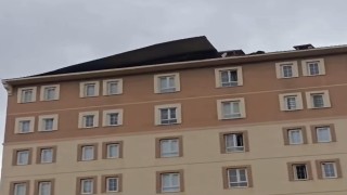 Bingölde kuvvetli rüzgar çatıları uçurdu