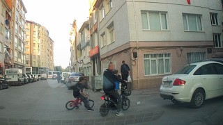 Bisikletli çocuk aracın altında kalmaktan son anda kurtuldu