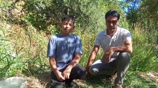 Bitkin düşen yavru yaban tavşanına, eliyle su verdi