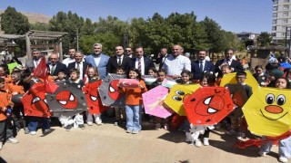 Bitlisteki çocuklar Gazzedeki akranları için uçurtmalarını gökyüzüne bıraktı
