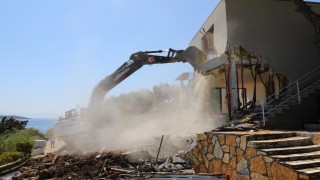 Bodrumda kaçak yapılarda yıkım çalışmaları sürüyor