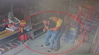 Boğazına şeker kaçan adamın ölümle burun buruna geldiği ve Heimlich manevrasıyla hayata tutunduğu anlar kamerada