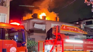 Bolu'da 3 katlı evin çatısı alev alev yandı: Mahalleli sokağa döküldü