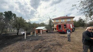Bolu'da evlerin yanındaki alanda korkutan ot yangını