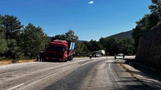 Boluda iki kamyon çarpıştı: 1 yaralı