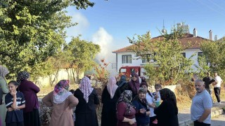 Boluda otluk alanda çıkan yangın, 3 eve sıçradı