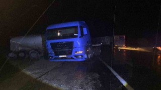 Boluda yağmurda kayan tır kazaya neden oldu: 2 yaralı