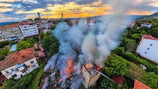 Boyabat'ta 3 katlı ahşap ev alevlere teslim oldu