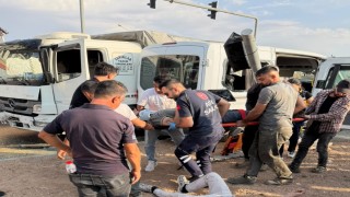 Buğday yüklü kamyon ile minibüs çarpıştı: 6 yaralı