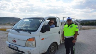 Bulaşık yıkama cezasıyla Türkiyenin yüzünü güldüren trafik polisi konuştu: O sıcakta gönlüm el vermedi