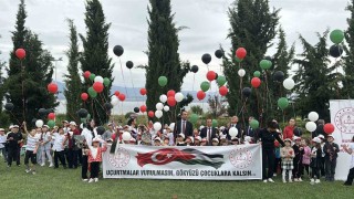 Burdurda Gazzeli çocuklar için uçurtmalar ve balonlar gökyüzüne bırakıldı
