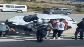Burdur'da refüjdeki trafik levhalarına çarpan sürücü yaralandı