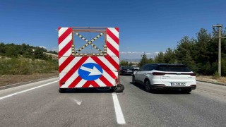 Burdur'da ticari taksi trafik yönlendirme römorkuna çarptı: 1 yaralı