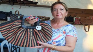 Burhaniyede kağıt iplerden örülen çantalar ilgi gördü