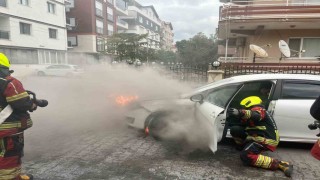 Burhaniye'de seyir halindeki araç alev alev yandı