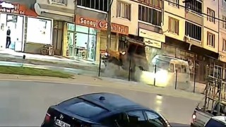 Bursada 10 kişinin yaralandığı kaza kameraya yansıdı