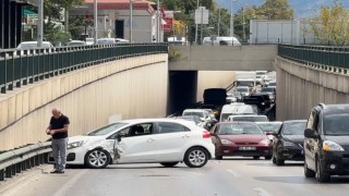 Bursada alt geçitte şerit değiştiren ticari araç otomobile çarptı