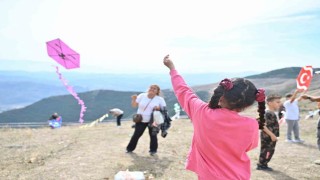 Bursa'da çocukların uçurtma coşkusu gökyüzünü renklendirdi