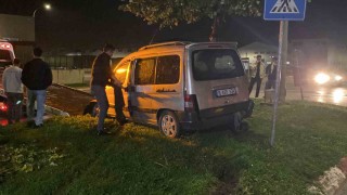 Bursada kontrolden çıkan araç ağaca çarptı: 2 yaralı