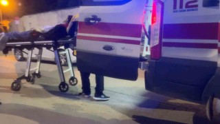 Bursa'da kontrolden çıkan motosiklet park halindeki araca çarptı: 2 yaralı