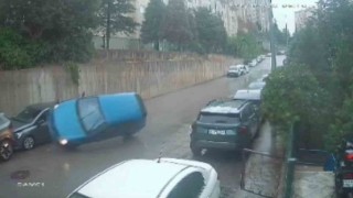 Bursa'da kontrolden çıkan otomobil park halindeki araca çarparak ters döndü: 3 yaralı