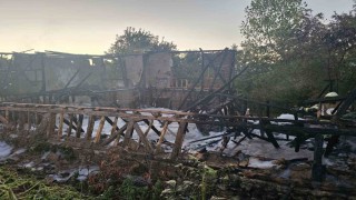 Bursada metruk bina alevlere teslim oldu