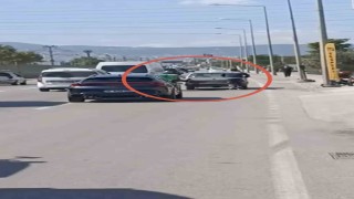 Bursa'da motokuryeden arızalanan otomobili itmek için ilginç yöntem