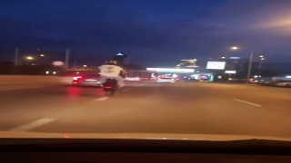 Bursada plakasız motosiklet sürücüsünün tehlikeli hareketi kamerada