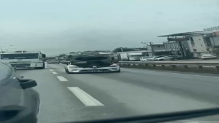 Bursada seyir halindeki otomobilin kaputunu açarak tamir yaptı