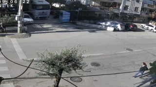 Bursa'da tır, dar sokakta dönüş yaparken giysi toplama kutusuna devirdi