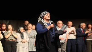 Büyüklerin tiyatro oyunu ayakta alkışlandı