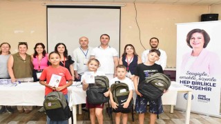 Büyükşehir Belediyesinden Beylikovadaki ilköğretim öğrencilerine çanta ve kırtasiye desteği